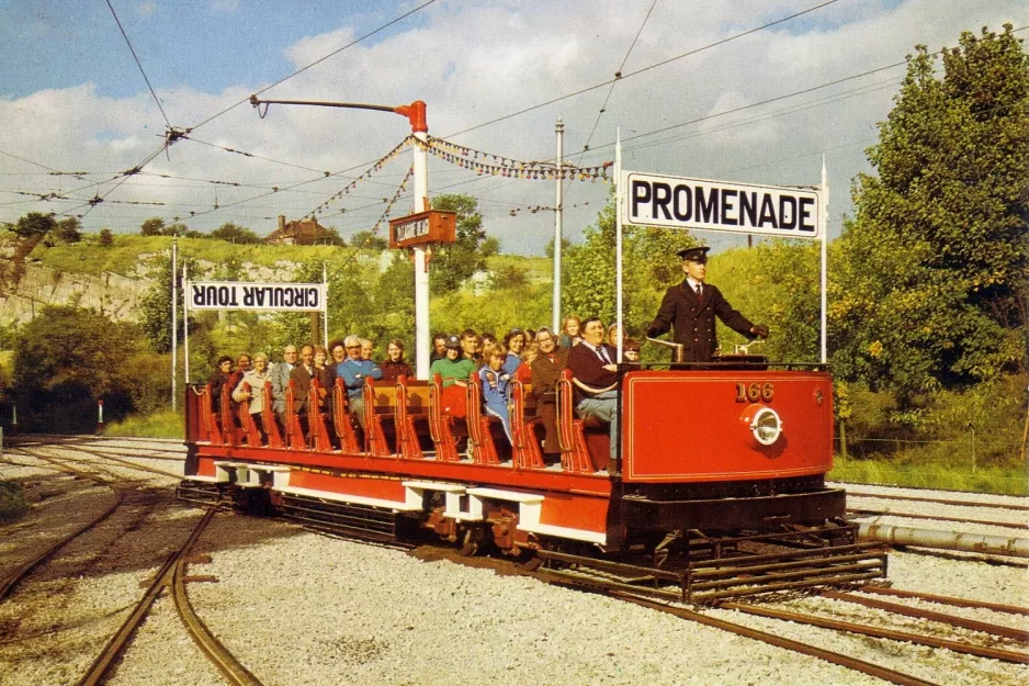 Postkort: Crich museumslinje med motorvogn 166 på Crich Tramway Village (1972)