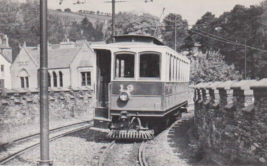 Postkort: Douglas, Isle of Man Manx Electric Railway med motorvogn 19 ved Laxey Bridge (1956)