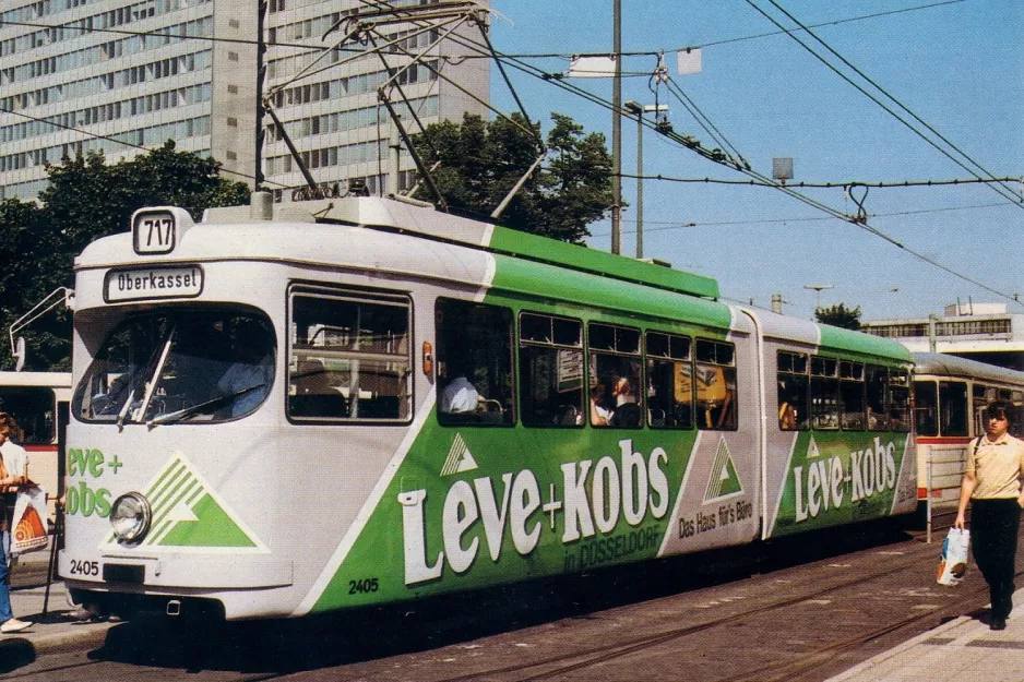 Postkort: Düsseldorf sporvognslinje 717 med ledvogn 2405 ved Jan-Wellem-Platz (1986)