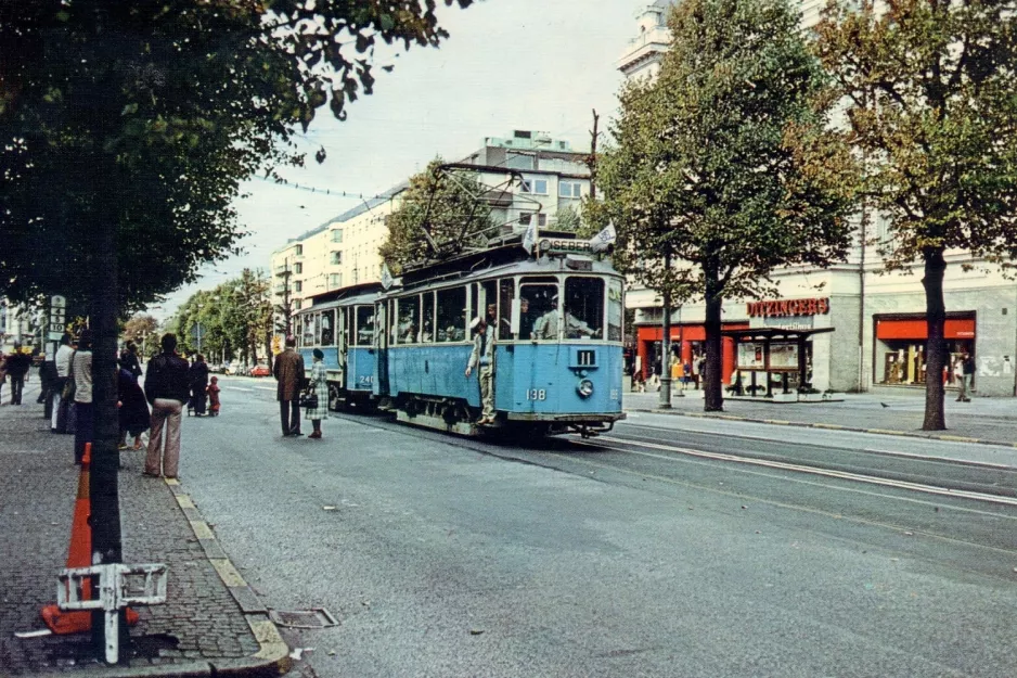 Postkort: Gøteborg 12 (Lisebergslinjen) med motorvogn 198 på Kungsportsavenyen (1981)