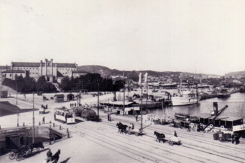 Postkort: Göteborg och Lilla bommens hamn ca år 1910-1920, nuvarande gästhamnen och platsen för Göteborgsoperan. (1910-1920)