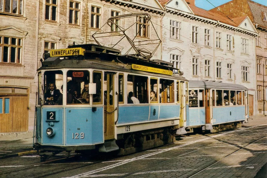 Postkort: Gøteborg sporvognslinje 2 med motorvogn 129 på Linnégatan (1930-1949)