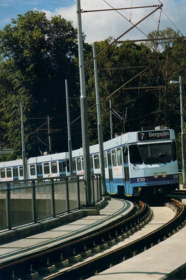 Postkort: Gøteborg sporvognslinje 7 med ledvogn 230 i krydset Dag Hammarskjöldsleden (1989)