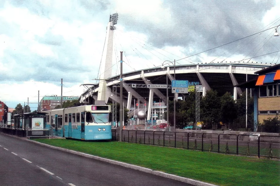 Postkort: Gøteborg sporvognslinje 8 med ledvogn 380 ved Ullevi Södra (2003)