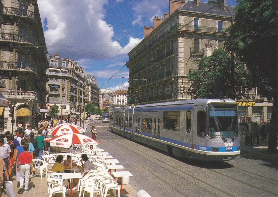 Postkort: Grenoble lavgulvsledvogn 2009 tæt på Victor Hugo (1988)