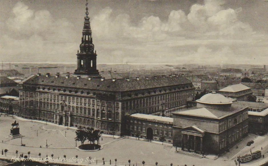 Postkort: København på Christiansborg Slotsplads (1921)