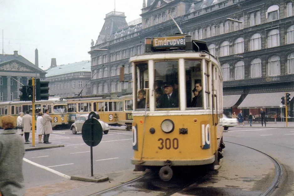 Postkort: København sporvognslinje 10 med motorvogn 300 på Kongens Nytorv (1966)