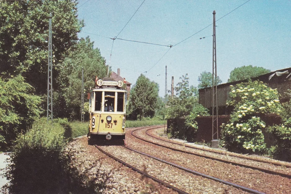 Postkort: København sporvognslinje 19 med motorvogn 157 på Bispeengen (1963)