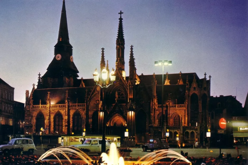 Postkort: Lille sporvognslinje R foran l'Eglise St-Martin, Roubaix (1965)