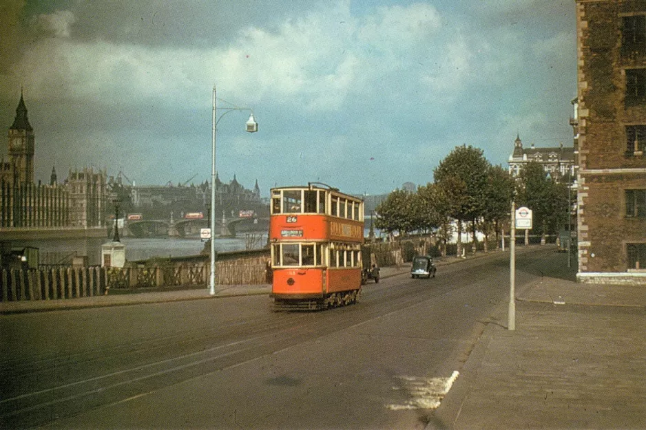 Postkort: London sporvognslinje 26 med dobbeltdækker-motorvogn 1763 på Albert Embankment (1949)