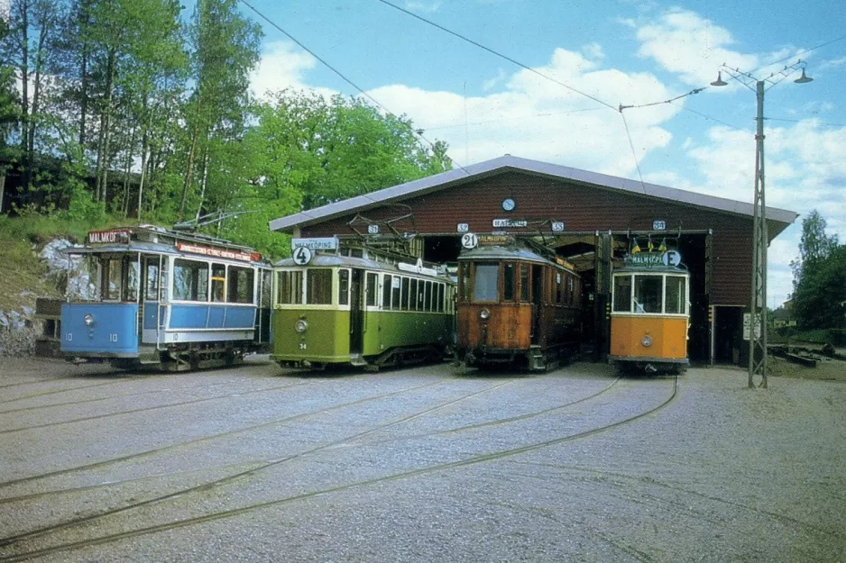 Postkort: Malmköping motorvogn 10 foran Hall III (1980)