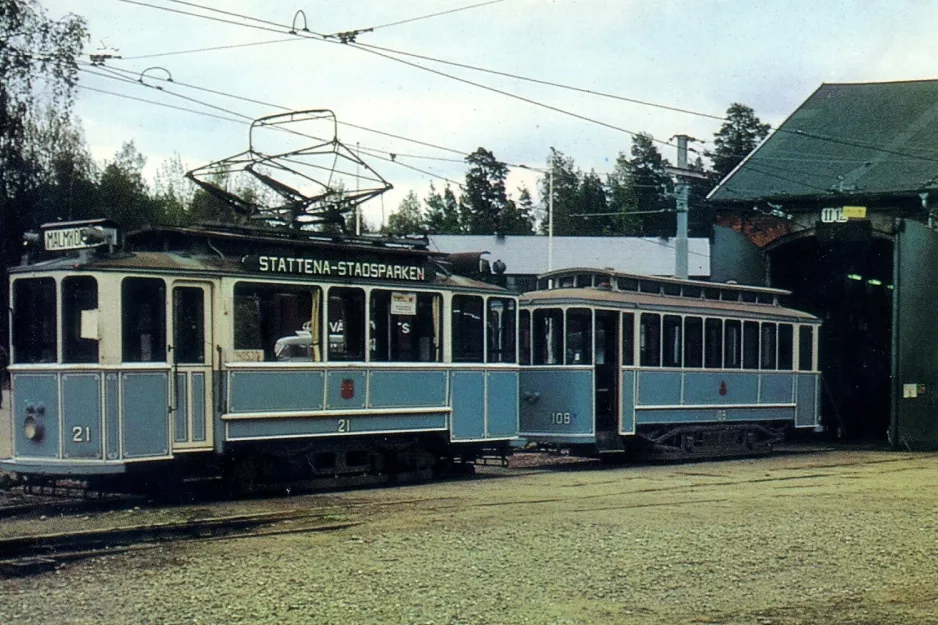 Postkort: Malmköping motorvogn 21 foran Hall III (1970)