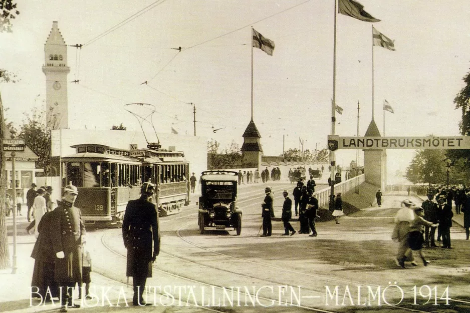 Postkort: Malmø lejlighedslinje X2 med bivogn 139 foran Baltiska Utställningen (1914)