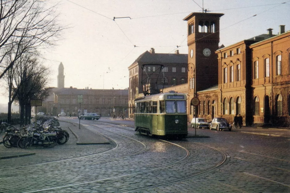 Postkort: Malmø sporvognslinje 3 med motorvogn 57 ved Centralstationen (1964)