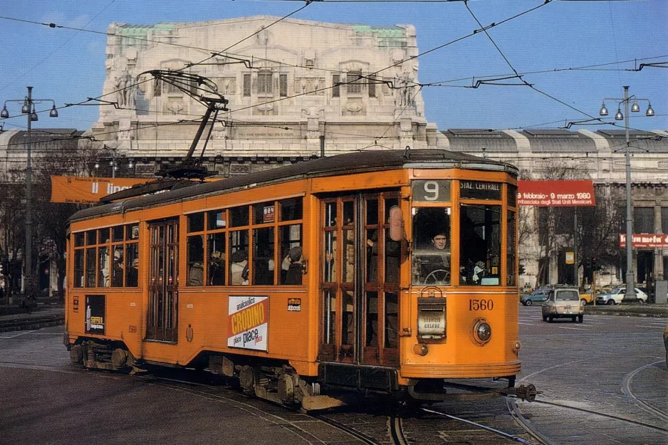 Postkort: Milano sporvognslinje 9 med motorvogn 1560 nær Stazione Centrale (1980)