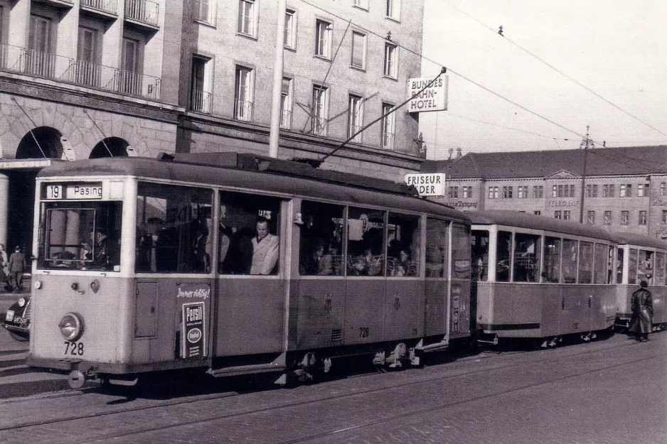 Postkort: München sporvognslinje 19 med motorvogn 728 ved Hauptbahnhof (Süd) (1953)