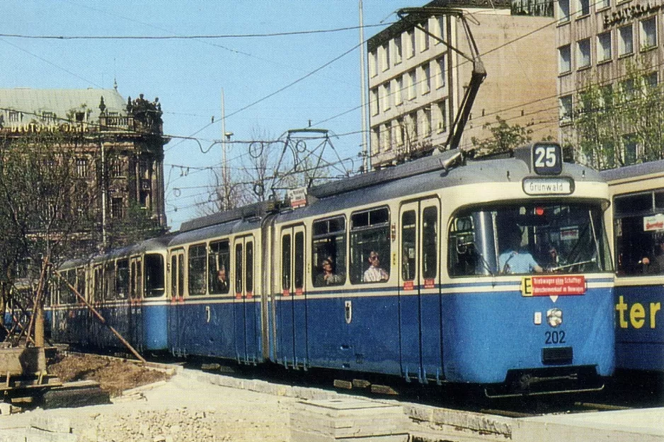 Postkort: München sporvognslinje 25 med ledvogn 202 på Karlsplatz (Stachus) (1968)