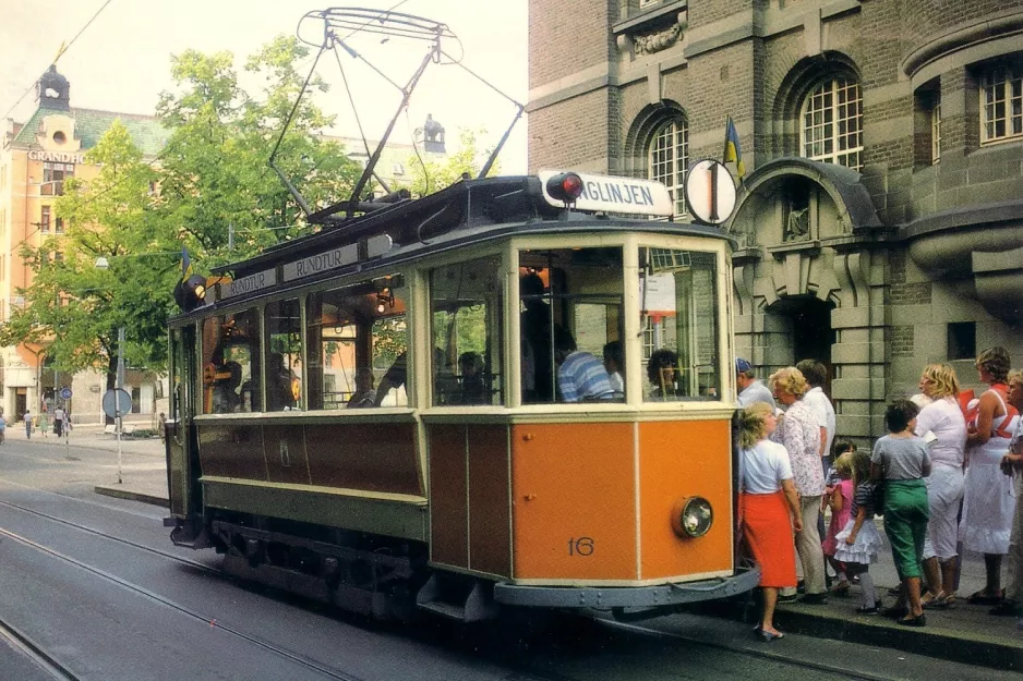 Postkort: Norrköping museumslinje 1 med motorvogn 16 ved Rådhuset (1998)