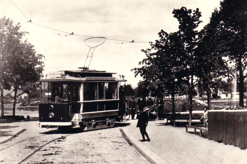 Postkort: Norrköping sporvognslinje 1 med motorvogn 1 nær Norr Tull (1904-1906)