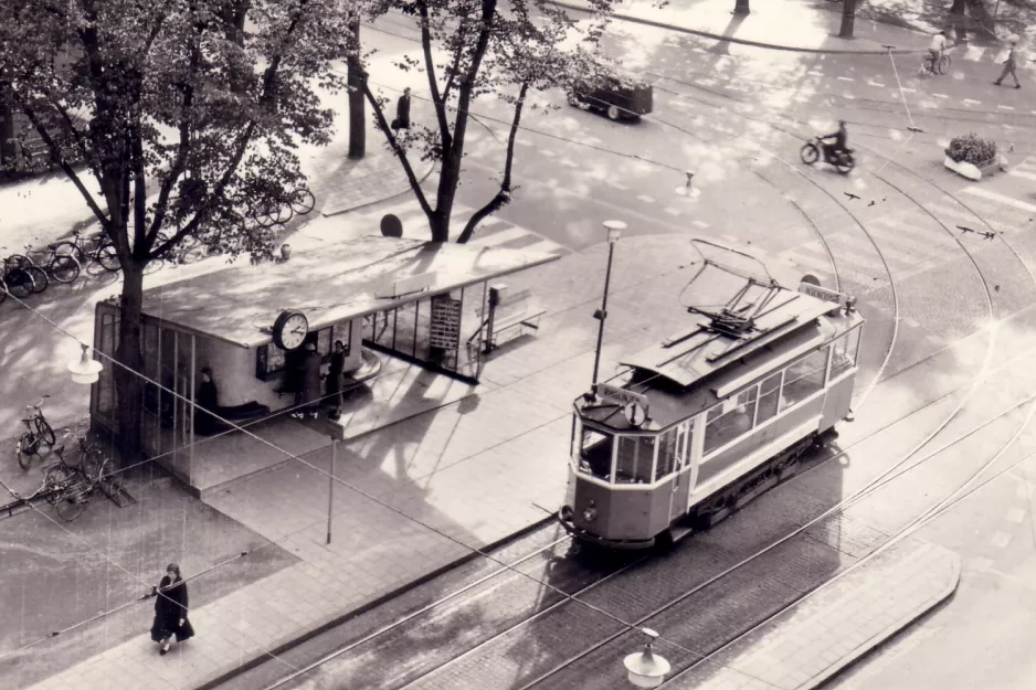 Postkort: Norrköping sporvognslinje 1 med motorvogn 38 i krydset Norra Promenaden/Kungsgatan (1953-1957)