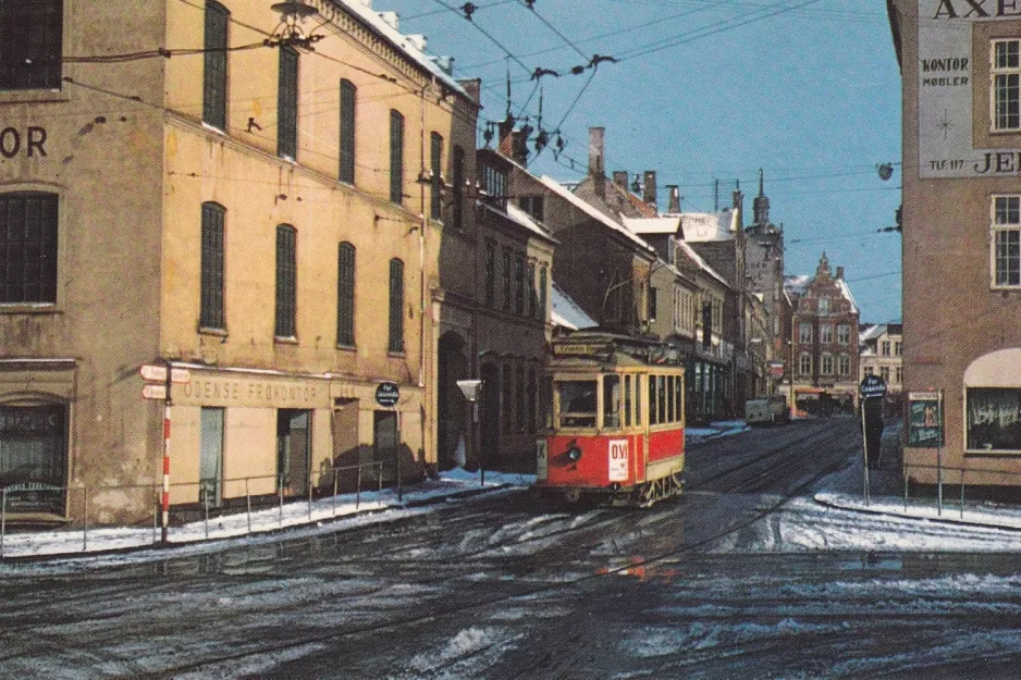 Postkort: Odense Hovedlinie med motorvogn 17 i krydset Søndergade/Filosofgangen (1952)