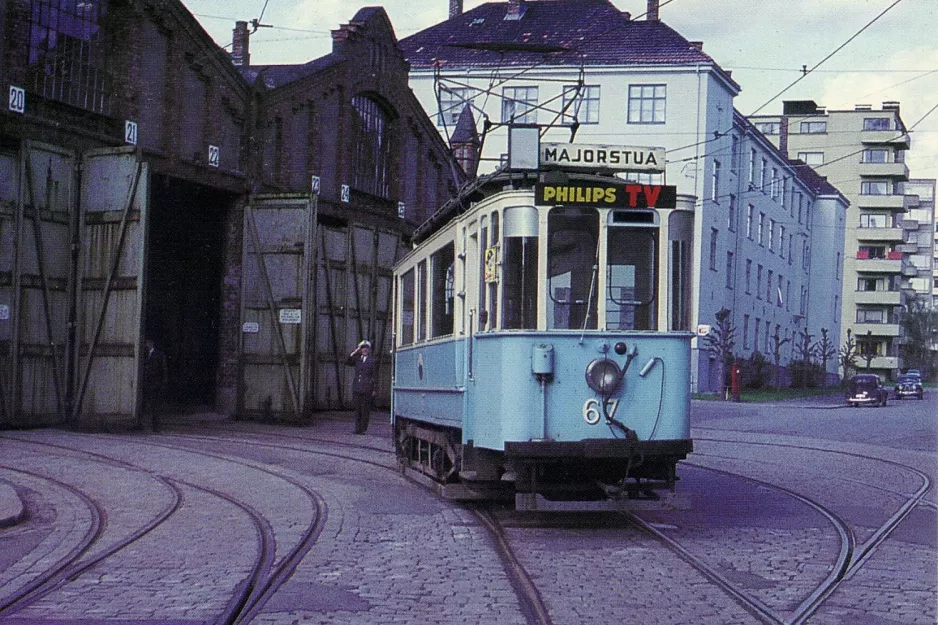 Postkort: Oslo motorvogn 67 foran Vognhall 5 (1966)