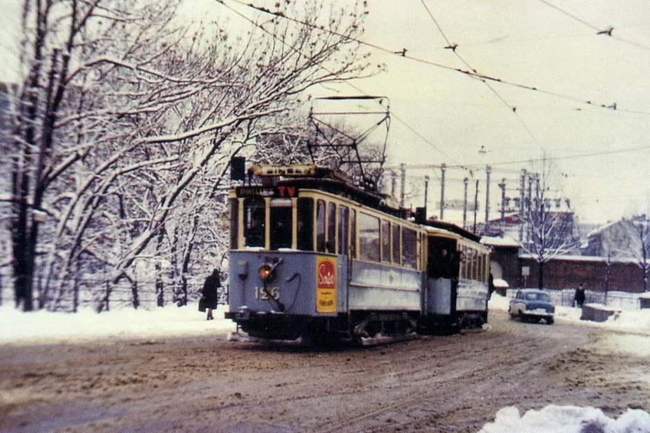 Postkort: Oslo sporvognslinje 19 med motorvogn 126 ved Nybrua (1965-1967)