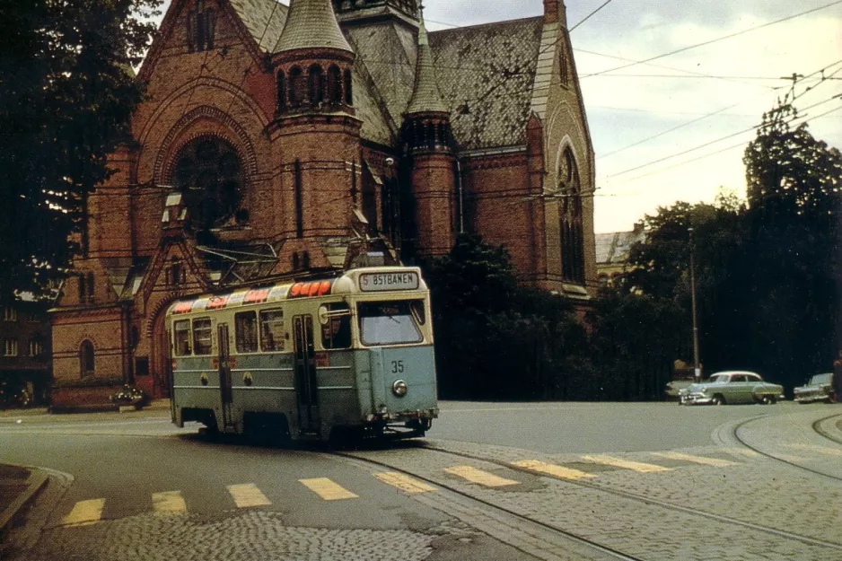 Postkort: Oslo sporvognslinje 5 med motorvogn 35 nær Sagene (1962)