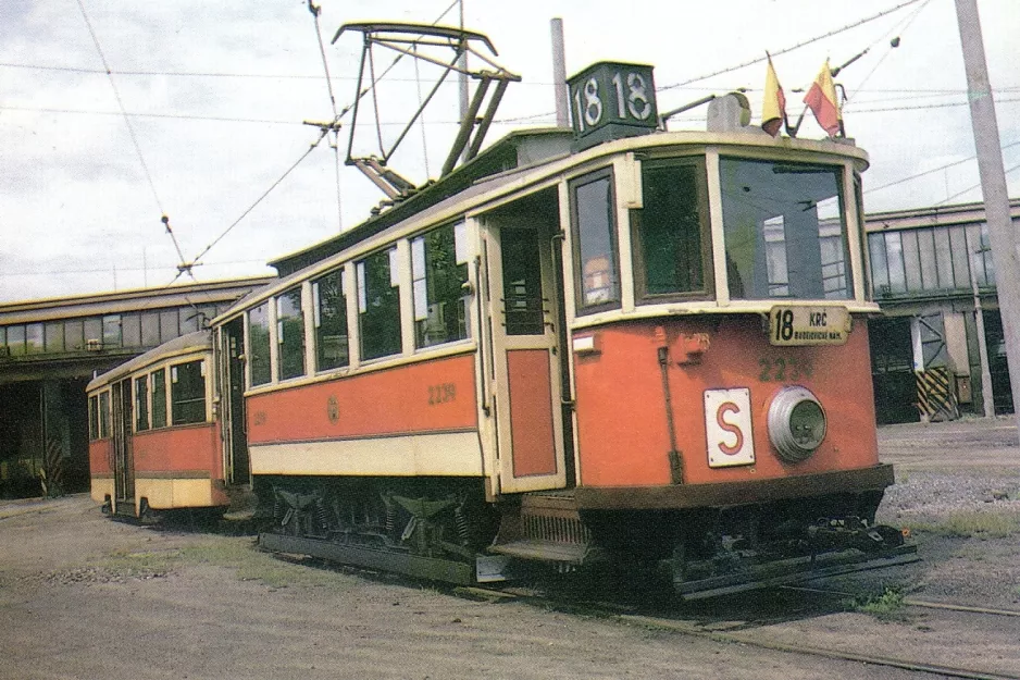 Postkort: Prag motorvogn 2239 foran Vozovna Střešovise (1974)