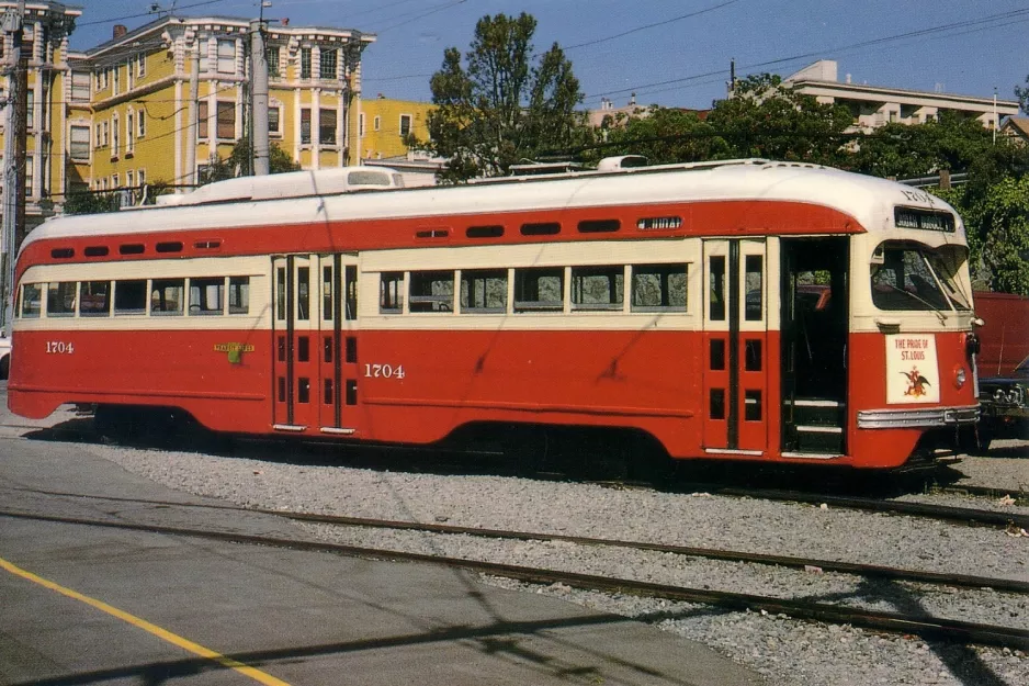 Postkort: San Francisco E-Embarcadero Steetcar med motorvogn 1704 nær Church & Duboce (1985)