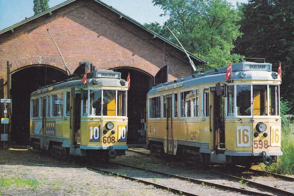 Postkort: Skælskør motorvogn 608 foran Sporvognsremisen (1976)