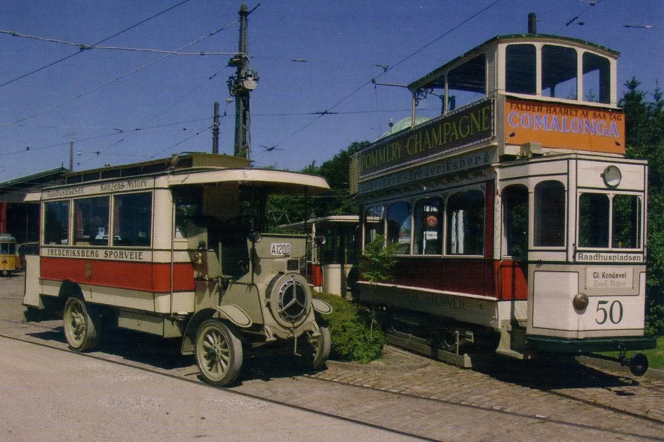 Postkort: Skjoldenæsholm dobbeltdækkermotorvogn 50 foran Sporvejsmuseet (2004)