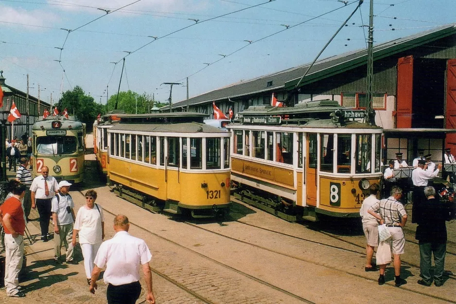 Postkort: Skjoldenæsholm normalspor med ledvogn 2412 ved Valby Gamle Remise (2003)