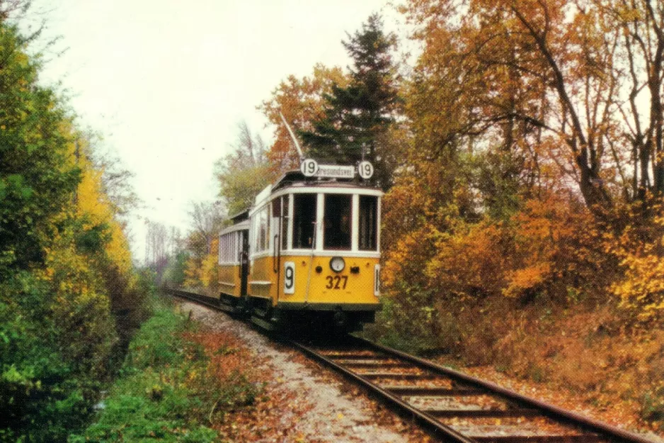 Postkort: Skjoldenæsholm normalspor med motorvogn 327 på Sporvejsmuseet (1990)