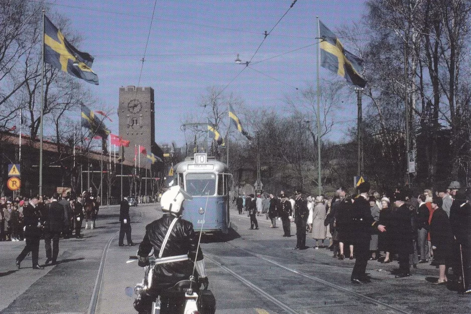 Postkort: Stockholm sporvognslinje 10 med motorvogn 449 på Lindingövägen (1966)