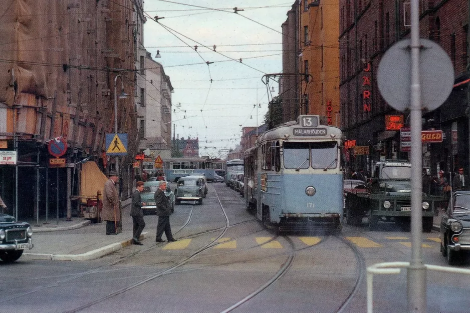 Postkort: Stockholm sporvognslinje 13 med motorvogn 171 ved Fridhermsplan (1962)