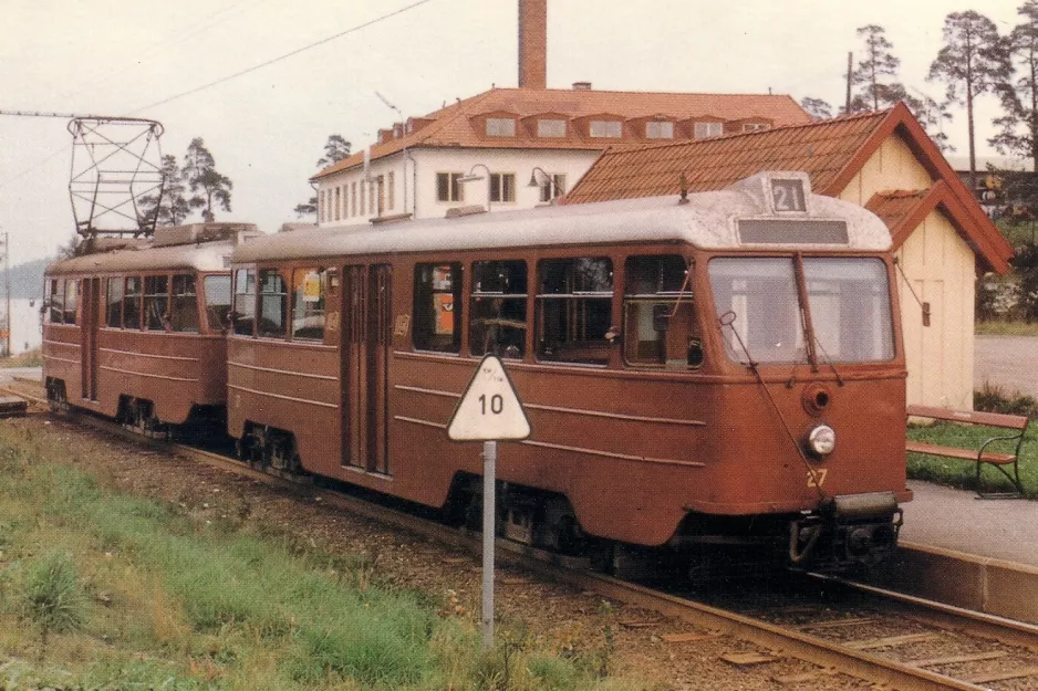 Postkort: Stockholm sporvognslinje 21 Lidingöbanan med bivogn 27 ved Gåshaga (1967)