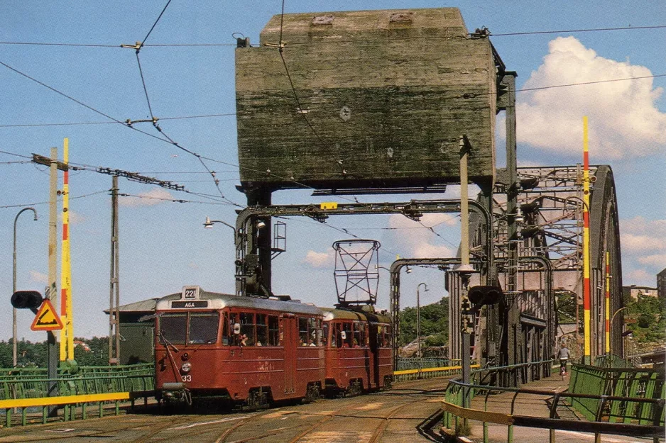 Postkort: Stockholm sporvognslinje 21 Lidingöbanan med bivogn 33 på Gamla Liningöbron (1980)