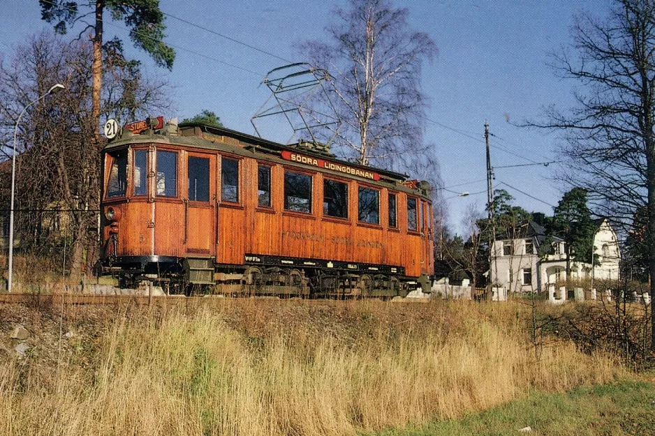 Postkort: Stockholm sporvognslinje 21 Lidingöbanan med motorvogn 5 nær Brevik (1986)