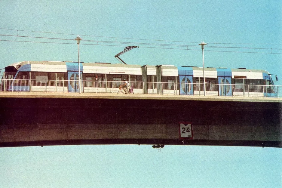 Postkort: Stockholm sporvognslinje 30 Tvärbanan på Alviksbron (2006)