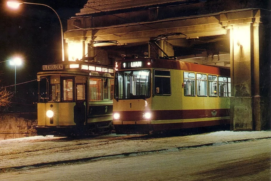 Postkort: Trondheim museumsvogn 1 foran Voldsminde (1987)