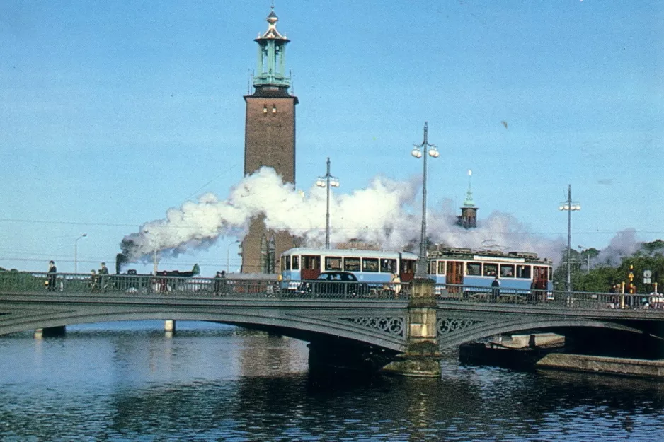 Postkort: Vasabron, Stockholm. Spårvagnståg SS 143 och SS915 i sin ursprungsstad under inspelningen av filmen "1939", Utlånade från
 (1989)