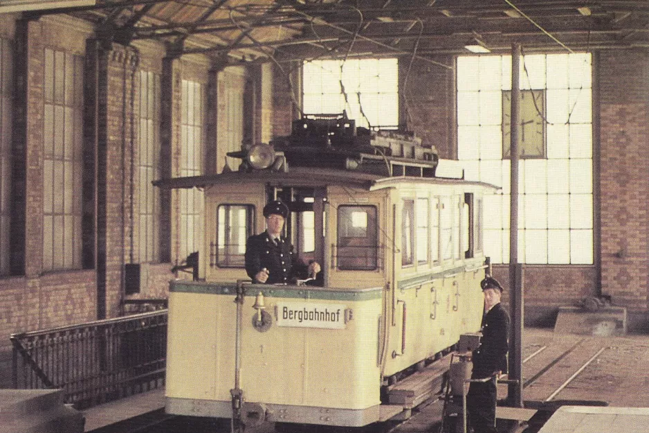 Postkort: Wuppertal Barmer Bergbahn med motorvogn Barmer Bergbahn 1 ved Toelleturm Bergbahnhof (1970)