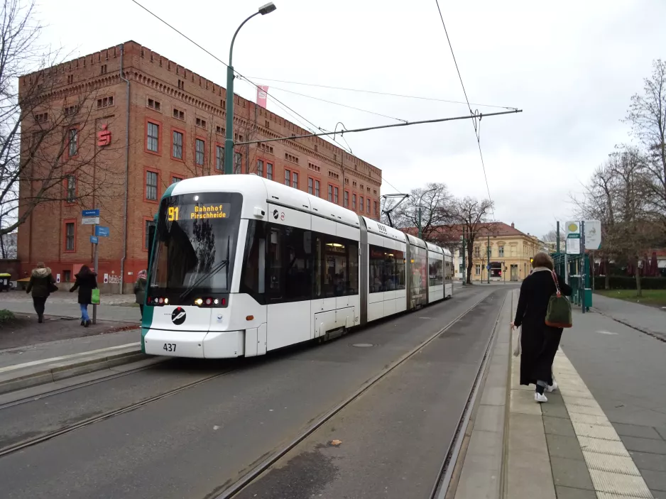 Potsdam sporvognslinje 91 med lavgulvsledvogn 437 ved Luisenplatz-Süd/Park Sanssouci (2018)