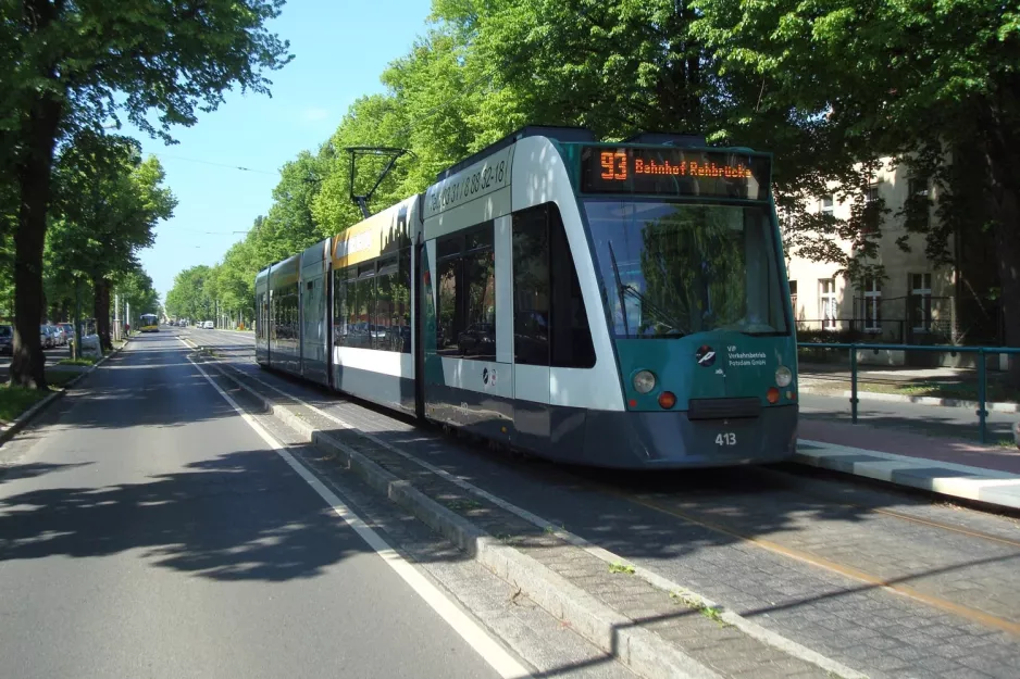 Potsdam sporvognslinje 93 med lavgulvsledvogn 413 "Lichterfelde" ved Glienicker Brücke (2013)