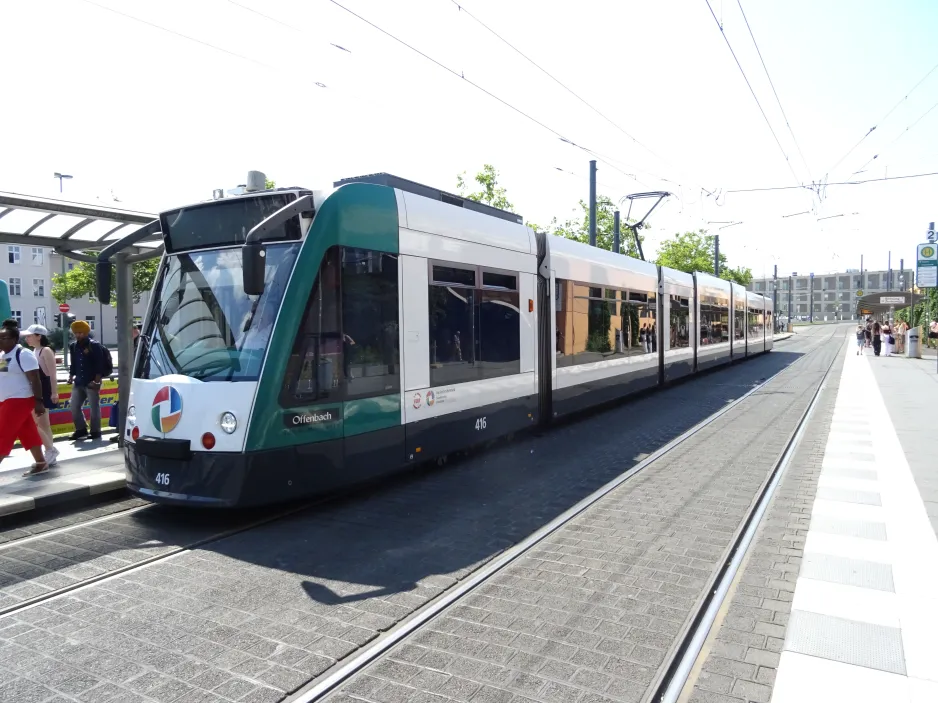 Potsdam sporvognslinje 96 med lavgulvsledvogn 416 "Offenbach" ved S Hauptbahnhof (2024)