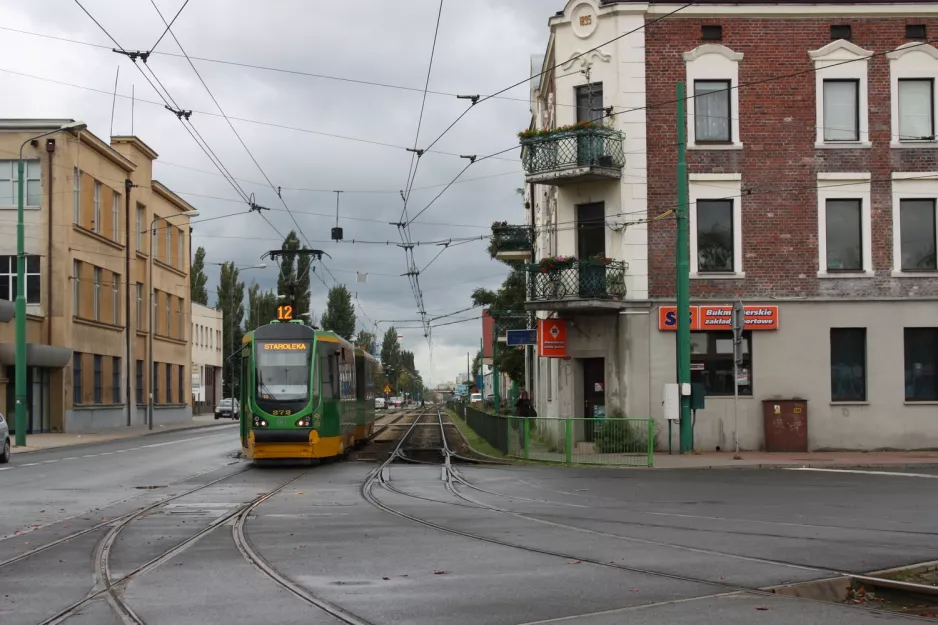 Poznań sporvognslinje 12 med motorvogn 272 ved Starołęka (2009)