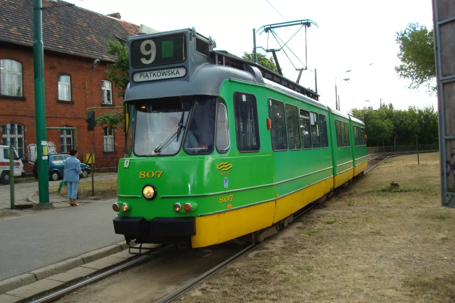 Poznań sporvognslinje 9 med ledvogn 807 ved Dębiec (2008)