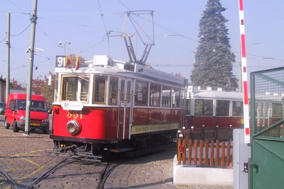 Prag 41 med motorvogn 351 ved Vozovna Střešovise (2005)