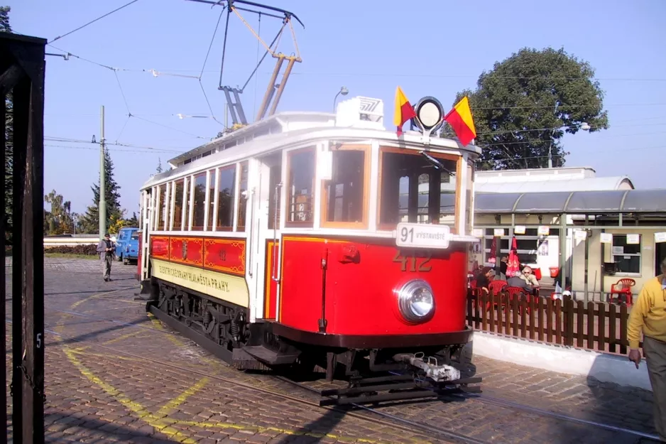 Prag 41 med motorvogn 412 ved Vozovna Střešovise (2005)